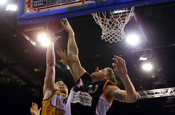 破对手防线 破对手防线